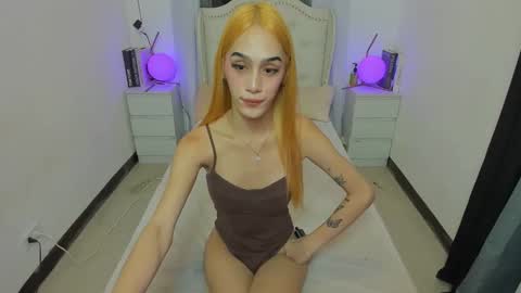 tiny girl wth big one online show from 19, 10, 2025