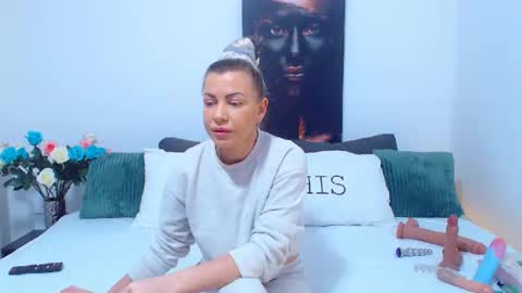 PAMEL ISSY online show from 11, 1, 2025