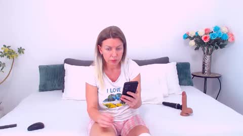Snapshot of pamela_issy chatting on 24, 4, 2026 PAMEL ISSY online show from 24, 4, 2026