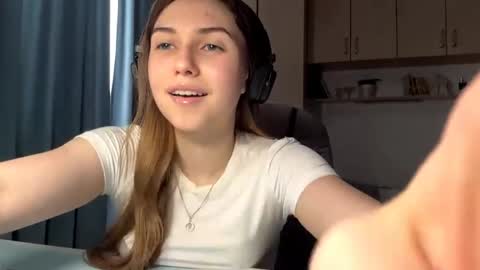 Snapshot of pamulahallquist chatting on 8, 6, 2026 Lia online show from 8, 6, 2026