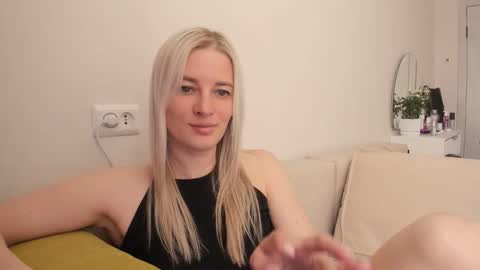 Snapshot of paris_hilt_on chatting on 23, 9, 2025 Sasha online show from 23, 9, 2025