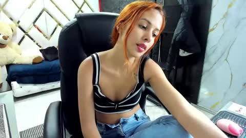 Snapshot of paris_petit chatting on 21, 10, 2025 paris petit online show from 21, 10, 2025