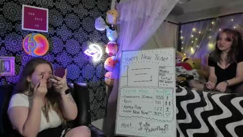 ArtsyHeartsyy online show from 1, 1, 2025