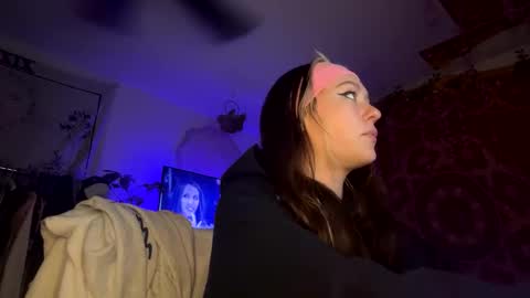 peachesncreampiezz online show from 18, 4, 2026