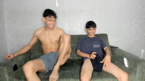 Snapshot of pelusos_mens chatting on 25, 4, 2026 CAIN-19 ALLEN-18 RONALD-18 AUSTIN-18 MOD DANTE online show from 25, 4, 2026