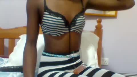Snapshot of petite_ariana chatting on 7, 5, 2026 ariana online show from 7, 5, 2026