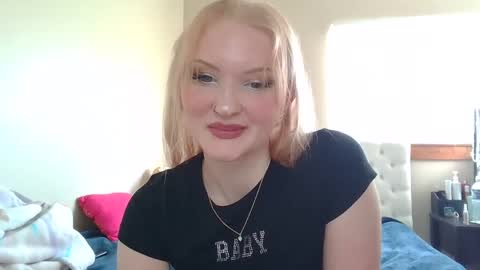 Snapshot of petite_cupcake chatting on 21, 2, 2025 Little cupcake online show from 21, 2, 2025
