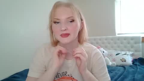 Snapshot of petite_cupcake chatting on 5, 3, 2025 Little cupcake online show from 5, 3, 2025