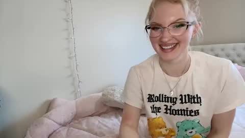 Snapshot of petite_cupcake chatting on 21, 4, 2026 Little cupcake online show from 21, 4, 2026