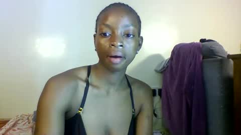 petite_queen001 online show from 10, 10, 2025