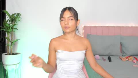 Snapshot of petitedanna chatting on 25, 2, 2025 Danna online show from 25, 2, 2025