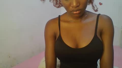 Snapshot of petiteediva chatting on 25, 4, 2026 diva online show from 25, 4, 2026
