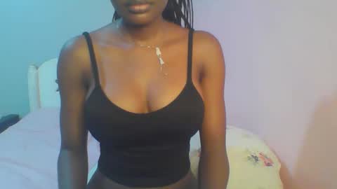 Snapshot of petiteediva chatting on 9, 5, 2026 diva online show from 9, 5, 2026