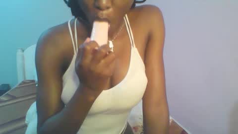 Snapshot of petiteediva chatting on 17, 5, 2026 diva online show from 17, 5, 2026