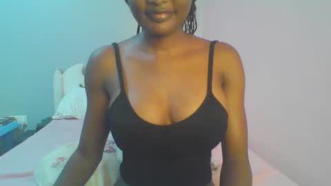 Snapshot of petiteediva chatting on 23, 5, 2026 diva online show from 23, 5, 2026