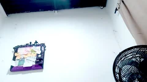 Snapshot of petiteivoryqueen chatting on 13, 11, 2025 danna online show from 13, 11, 2025