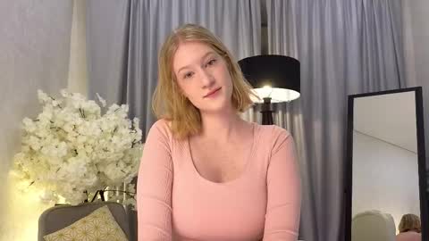 Snapshot of petitelz chatting on 12, 11, 2025 Elza online show from 12, 11, 2025