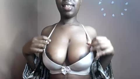 Snapshot of petitemomma76379 chatting on 22, 5, 2026 sexy chocolate online show from 22, 5, 2026