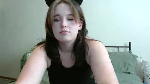 Snapshot of pheebs_cams chatting on 10, 11, 2025 Pheebs online show from 10, 11, 2025