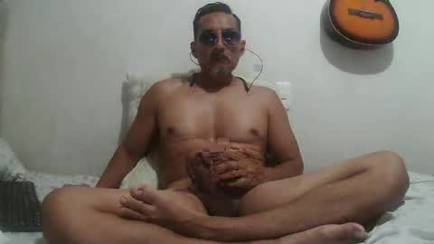 Snapshot of pieslatinos chatting on 9, 4, 2026 pieslatinos online show from 9, 4, 2026