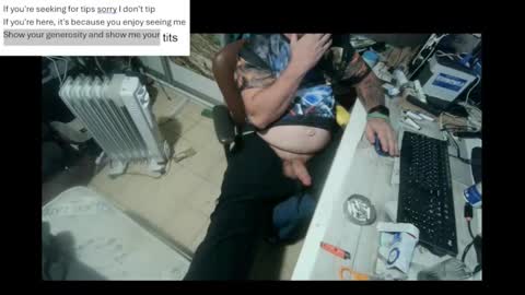 Snapshot of pini_z chatting on 5, 1, 2025 pini_z online show from 5, 1, 2025