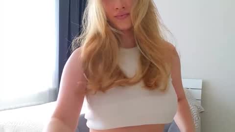 Snapshot of pink_rosee_ chatting on 10, 9, 2025   online show from 10, 9, 2025