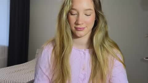 Snapshot of pink_rosee_ chatting on 2, 10, 2025   online show from 2, 10, 2025