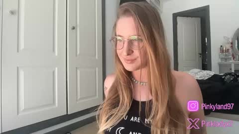 Snapshot of pinkladyx2 chatting on 21, 5, 2026 pinkladyx2 online show from 21, 5, 2026