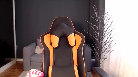 piscesgirl06 online show from 5, 12, 2025