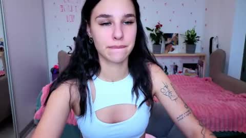 Snapshot of pixie_molly chatting on 8, 6, 2026 Molly online show from 8, 6, 2026