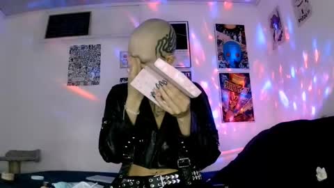 Snapshot of plutonbluemoon_999 chatting on 20, 5, 2026 online show from 20, 5, 2026