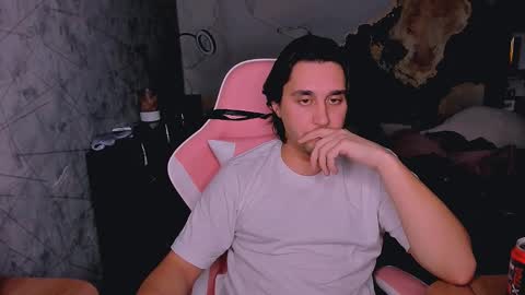 Snapshot of pohyi_ chatting on 15, 12, 2025 pohyi_ online show from 15, 12, 2025