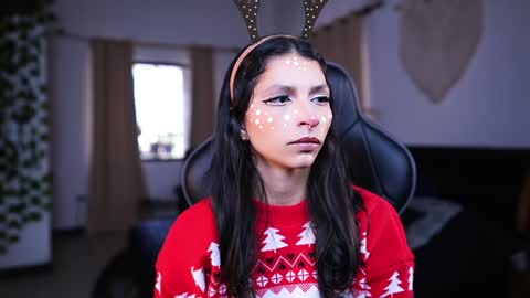 Snapshot of polvodeestrellas_ chatting on 23, 12, 2024 - Help me Reach 100 thumbs up online show from 23, 12, 2024