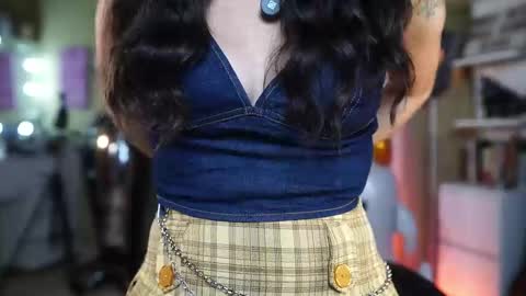 Snapshot of polvodeestrellas_ chatting on 23, 10, 2025 - Help me Reach 100 thumbs up online show from 23, 10, 2025