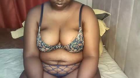 Snapshot of pretty_bums chatting on 16, 10, 2025 chichi online show from 16, 10, 2025