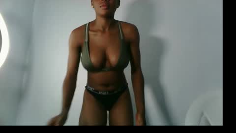 Snapshot of prettylove5 chatting on 9, 10, 2025 evelyn online show from 9, 10, 2025