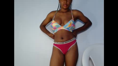 Snapshot of prettylove5 chatting on 18, 10, 2025 evelyn online show from 18, 10, 2025