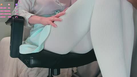 Snapshot of queen_nylon chatting on 6, 5, 2026 Carly online show from 6, 5, 2026