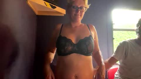 Snapshot of queenbeeangel chatting on 20, 5, 2026 Angel online show from 20, 5, 2026