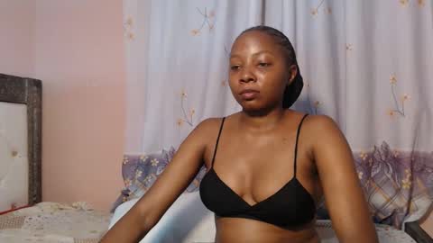 Snapshot of queenchloe1 chatting on 1, 6, 2026 queenchloe1 online show from 1, 6, 2026
