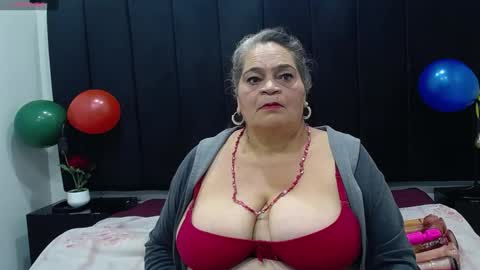 Snapshot of queenmature chatting on 21, 10, 2025 VickyBoobss online show from 21, 10, 2025