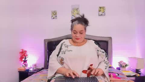 Snapshot of queenmature chatting on 24, 4, 2026 VickyBoobss online show from 24, 4, 2026
