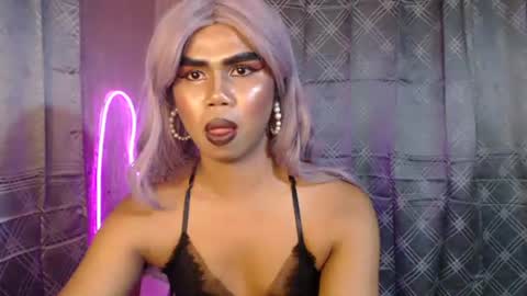 queenpinayebony_xx online show from 25, 4, 2026