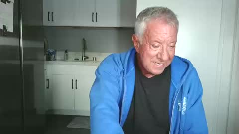 Snapshot of quest_one chatting on 19, 10, 2025 Jim online show from 19, 10, 2025