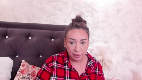 Snapshot of raelledarkstar chatting on 7, 5, 2026 raelledarkstar online show from 7, 5, 2026