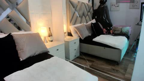 Raquel Moore  online show from 27, 10, 2025