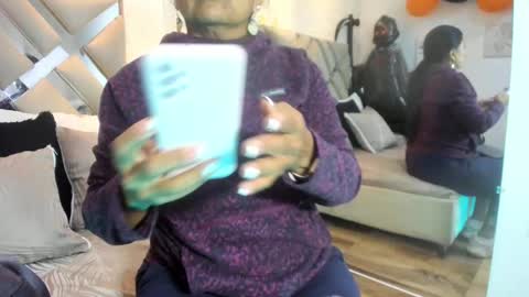 Raquel Moore  online show from 28, 10, 2025