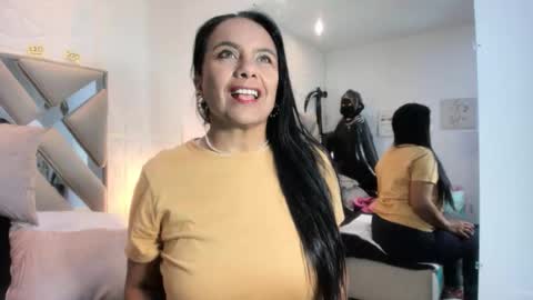 Raquel Moore  online show from 7, 11, 2025