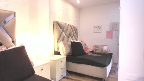 Raquel Moore  online show from 26, 2, 2026