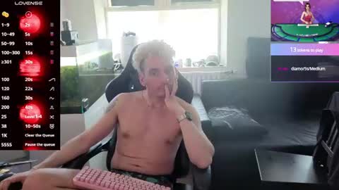 Snapshot of rayzel_white chatting on 21, 6, 2026 Rayzel White online show from 21, 6, 2026